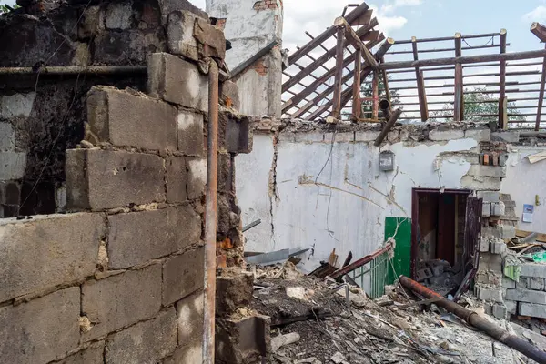 Kharkiv, Ukrayna, 11 Haziran 2025. Harkiv 'de tamamen yanmış bir apartman dairesinde iki Rus Shahed İHA' sının saldırısına uğramış bir manzara. Hasar çok büyüktü..