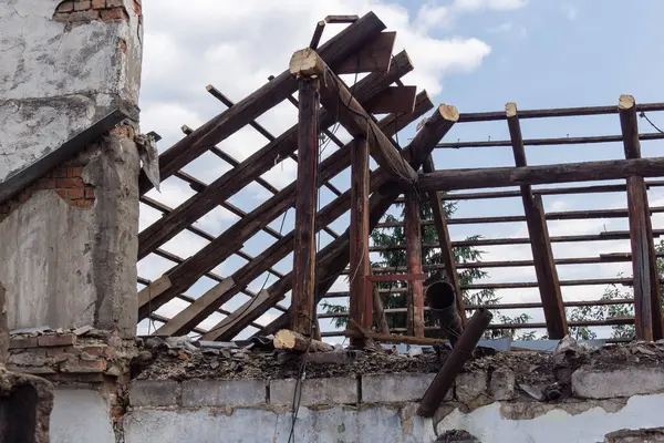 Kharkiv, Ukrayna, 11 Haziran 2025. Harkiv 'de tamamen yanmış bir apartman dairesinde iki Rus Shahed İHA' sının saldırısına uğramış bir manzara. Hasar çok büyüktü..