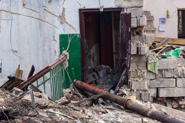 Kharkiv, Ukrayna, 11 Haziran 2025. Harkiv 'de tamamen yanmış bir apartman dairesinde iki Rus Shahed İHA' sının saldırısına uğramış bir manzara. Hasar çok büyüktü..