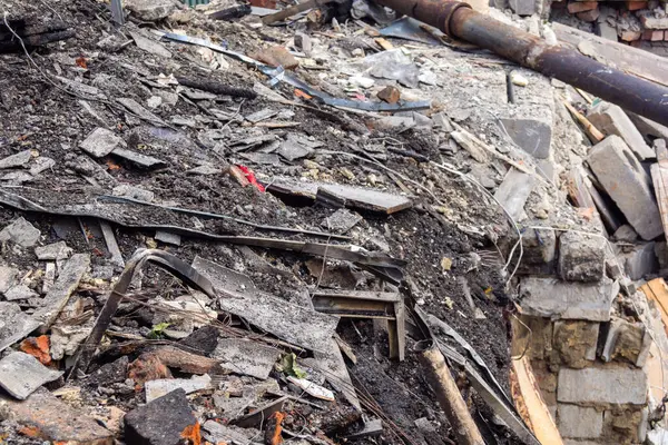 Kharkiv, Ukrayna, 11 Haziran 2025. Harkiv 'de tamamen yanmış bir apartman dairesinde iki Rus Shahed İHA' sının saldırısına uğramış bir manzara. Hasar çok büyüktü..