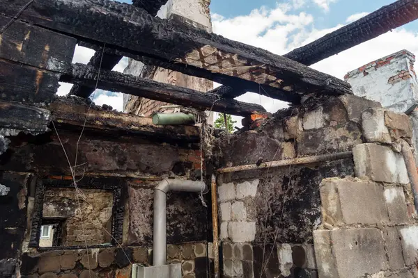 Kharkiv, Ukrayna, 11 Haziran 2025. Harkiv 'de tamamen yanmış bir apartman dairesinde iki Rus Shahed İHA' sının saldırısına uğramış bir manzara. Hasar çok büyüktü..