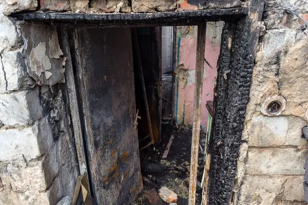 Kharkiv, Ukrayna, 11 Haziran 2025. Harkiv 'de tamamen yanmış bir apartman dairesinde iki Rus Shahed İHA' sının saldırısına uğramış bir manzara. Hasar çok büyüktü..