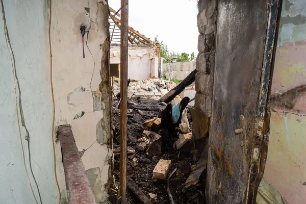 Kharkiv, Ukrayna, 11 Haziran 2025. Harkiv 'de tamamen yanmış bir apartman dairesinde iki Rus Shahed İHA' sının saldırısına uğramış bir manzara. Hasar çok büyüktü..