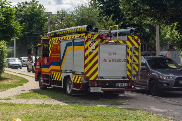 Kharkiv, Ukrayna, 11 Haziran 2025. İtfaiyeciler, Rus Şaban uçakları tarafından vurulan Harkiv 'deki bir yerleşim yerine gidiyorlar. Hasar çok fazlaydı ve birkaç apartman yanmaya başladı..