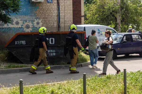 Kharkiv, Ukrayna, 11 Haziran 2025. İtfaiyeciler, Rus Şaban uçakları tarafından vurulan Harkiv 'deki bir yerleşim yerine gidiyorlar. Hasar çok fazlaydı ve birkaç apartman yanmaya başladı..