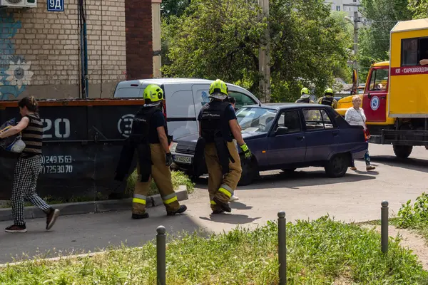 Kharkiv, Ukrayna, 11 Haziran 2025. İtfaiyeciler, Rus Şaban uçakları tarafından vurulan Harkiv 'deki bir yerleşim yerine gidiyorlar. Hasar çok fazlaydı ve birkaç apartman yanmaya başladı..