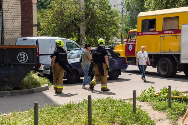 Kharkiv, Ukrayna, 11 Haziran 2025. İtfaiyeciler, Rus Şaban uçakları tarafından vurulan Harkiv 'deki bir yerleşim yerine gidiyorlar. Hasar çok fazlaydı ve birkaç apartman yanmaya başladı..