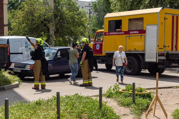 Kharkiv, Ukrayna, 11 Haziran 2025. İtfaiyeciler, Rus Şaban uçakları tarafından vurulan Harkiv 'deki bir yerleşim yerine gidiyorlar. Hasar çok fazlaydı ve birkaç apartman yanmaya başladı..