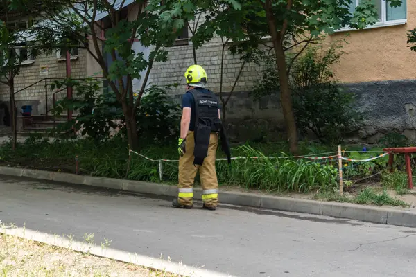 Kharkiv, Ukrayna, 11 Haziran 2025. İtfaiyeciler, Rus Şaban uçakları tarafından vurulan Harkiv 'deki bir yerleşim yerine gidiyorlar. Hasar çok fazlaydı ve birkaç apartman yanmaya başladı..