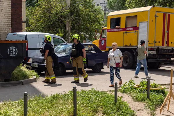Kharkiv, Ukrayna, 11 Haziran 2025. İtfaiyeciler, Rus Şaban uçakları tarafından vurulan Harkiv 'deki bir yerleşim yerine gidiyorlar. Hasar çok fazlaydı ve birkaç apartman yanmaya başladı..