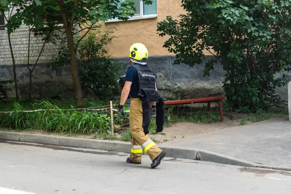 Kharkiv, Ukrayna, 11 Haziran 2025. İtfaiyeciler, Rus Şaban uçakları tarafından vurulan Harkiv 'deki bir yerleşim yerine gidiyorlar. Hasar çok fazlaydı ve birkaç apartman yanmaya başladı..