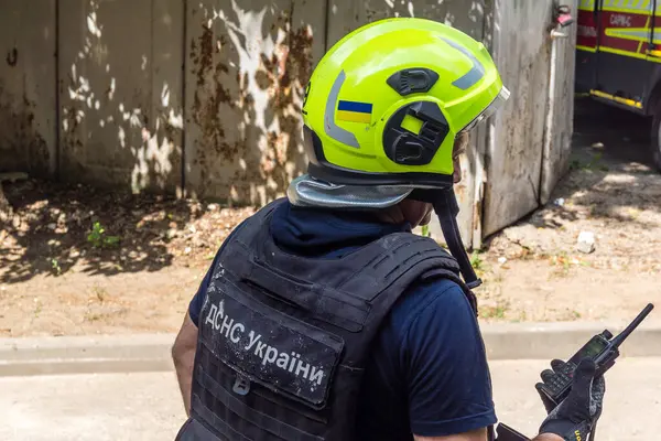 Kharkiv, Ukrayna, 11 Haziran 2025. İtfaiyeciler, Rus Şaban uçakları tarafından vurulan Harkiv 'deki bir yerleşim yerine gidiyorlar. Hasar çok fazlaydı ve birkaç apartman yanmaya başladı..