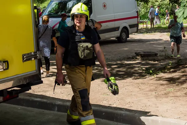 Kharkiv, Ukrayna, 11 Haziran 2025. İtfaiyeciler, Rus Şaban uçakları tarafından vurulan Harkiv 'deki bir yerleşim yerine gidiyorlar. Hasar çok fazlaydı ve birkaç apartman yanmaya başladı..