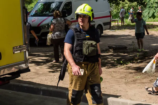 Kharkiv, Ukrayna, 11 Haziran 2025. İtfaiyeciler, Rus Şaban uçakları tarafından vurulan Harkiv 'deki bir yerleşim yerine gidiyorlar. Hasar çok fazlaydı ve birkaç apartman yanmaya başladı..