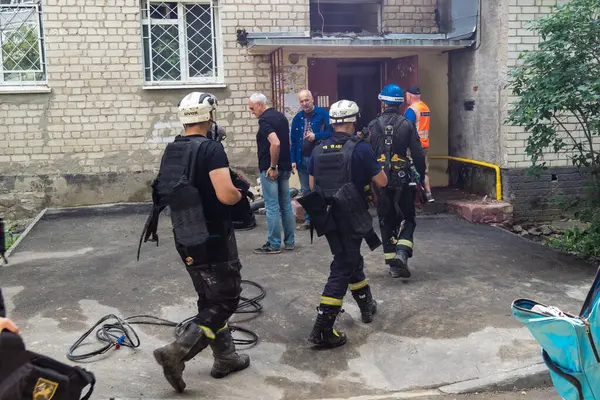 Kharkiv, Ukrayna, 11 Haziran 2025. İtfaiyeciler, Rus Şaban uçakları tarafından vurulan Harkiv 'deki bir yerleşim yerine gidiyorlar. Hasar çok fazlaydı ve birkaç apartman yanmaya başladı..