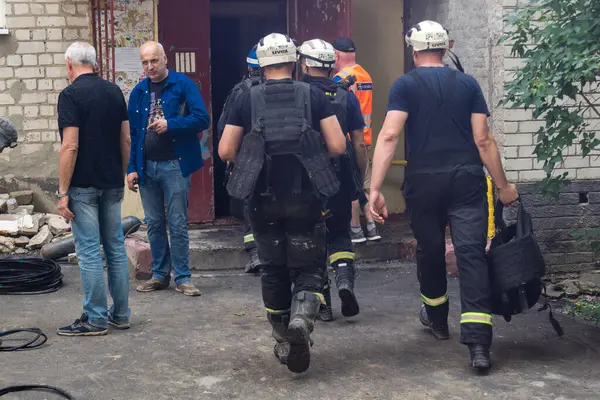 Kharkiv, Ukrayna, 11 Haziran 2025. İtfaiyeciler, Rus Şaban uçakları tarafından vurulan Harkiv 'deki bir yerleşim yerine gidiyorlar. Hasar çok fazlaydı ve birkaç apartman yanmaya başladı..