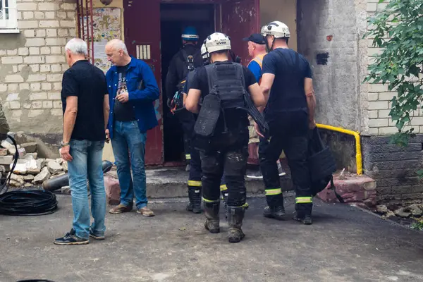 Kharkiv, Ukrayna, 11 Haziran 2025. İtfaiyeciler, Rus Şaban uçakları tarafından vurulan Harkiv 'deki bir yerleşim yerine gidiyorlar. Hasar çok fazlaydı ve birkaç apartman yanmaya başladı..