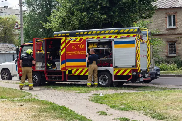 Kharkiv, Ukrayna, 11 Haziran 2025. İtfaiyeciler, Rus Şaban uçakları tarafından vurulan Harkiv 'deki bir yerleşim yerine gidiyorlar. Hasar çok fazlaydı ve birkaç apartman yanmaya başladı..