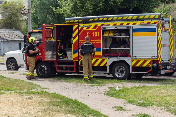 Kharkiv, Ukrayna, 11 Haziran 2025. İtfaiyeciler, Rus Şaban uçakları tarafından vurulan Harkiv 'deki bir yerleşim yerine gidiyorlar. Hasar çok fazlaydı ve birkaç apartman yanmaya başladı..