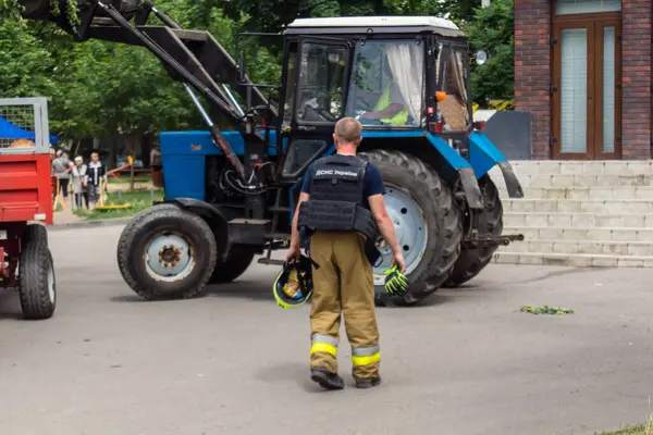 Kharkiv, Ukrayna, 11 Haziran 2025. İtfaiyeciler, Rus Şaban uçakları tarafından vurulan Harkiv 'deki bir yerleşim yerine gidiyorlar. Hasar çok fazlaydı ve birkaç apartman yanmaya başladı..