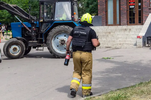 Kharkiv, Ukrayna, 11 Haziran 2025. İtfaiyeciler, Rus Şaban uçakları tarafından vurulan Harkiv 'deki bir yerleşim yerine gidiyorlar. Hasar çok fazlaydı ve birkaç apartman yanmaya başladı..