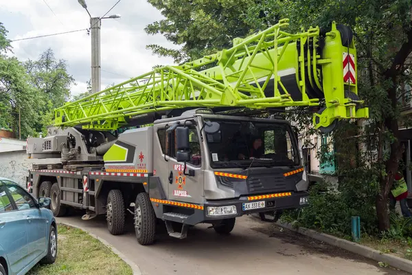 Kharkiv, Ukrayna, 11 Haziran 2025. İtfaiyeciler, Rus Şaban uçakları tarafından vurulan Harkiv 'deki bir yerleşim yerine gidiyorlar. Hasar çok fazlaydı ve birkaç apartman yanmaya başladı..