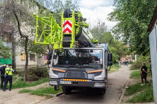 Kharkiv, Ukrayna, 11 Haziran 2025. İtfaiyeciler, Rus Şaban uçakları tarafından vurulan Harkiv 'deki bir yerleşim yerine gidiyorlar. Hasar çok fazlaydı ve birkaç apartman yanmaya başladı..