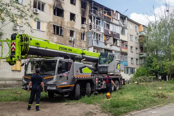 Kharkiv, Ukrayna, 11 Haziran 2025. İtfaiyeciler, Rus Şaban uçakları tarafından vurulan Harkiv 'deki bir yerleşim yerine gidiyorlar. Hasar çok fazlaydı ve birkaç apartman yanmaya başladı..