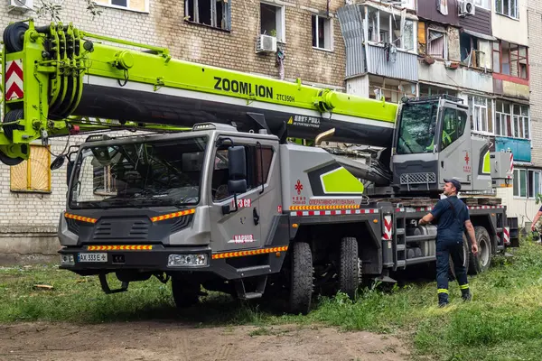 Kharkiv, Ukrayna, 11 Haziran 2025. İtfaiyeciler, Rus Şaban uçakları tarafından vurulan Harkiv 'deki bir yerleşim yerine gidiyorlar. Hasar çok fazlaydı ve birkaç apartman yanmaya başladı..