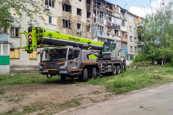 Kharkiv, Ukrayna, 11 Haziran 2025. İtfaiyeciler, Rus Şaban uçakları tarafından vurulan Harkiv 'deki bir yerleşim yerine gidiyorlar. Hasar çok fazlaydı ve birkaç apartman yanmaya başladı..
