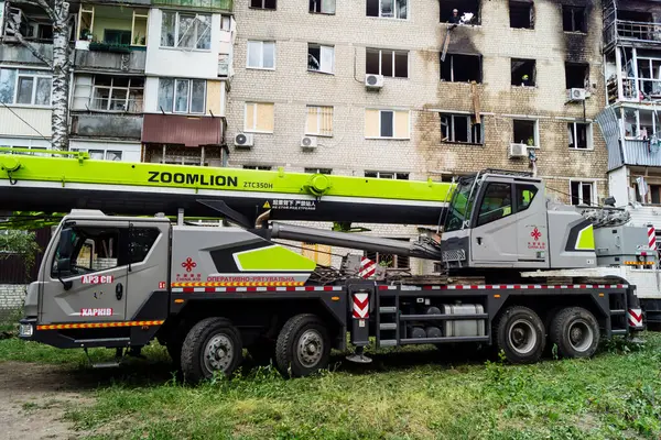 Kharkiv, Ukrayna, 11 Haziran 2025. İtfaiyeciler, Rus Şaban uçakları tarafından vurulan Harkiv 'deki bir yerleşim yerine gidiyorlar. Hasar çok fazlaydı ve birkaç apartman yanmaya başladı..