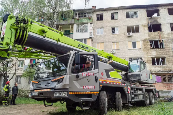 Kharkiv, Ukrayna, 11 Haziran 2025. İtfaiyeciler, Rus Şaban uçakları tarafından vurulan Harkiv 'deki bir yerleşim yerine gidiyorlar. Hasar çok fazlaydı ve birkaç apartman yanmaya başladı..