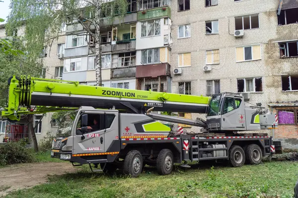 Kharkiv, Ukrayna, 11 Haziran 2025. İtfaiyeciler, Rus Şaban uçakları tarafından vurulan Harkiv 'deki bir yerleşim yerine gidiyorlar. Hasar çok fazlaydı ve birkaç apartman yanmaya başladı..