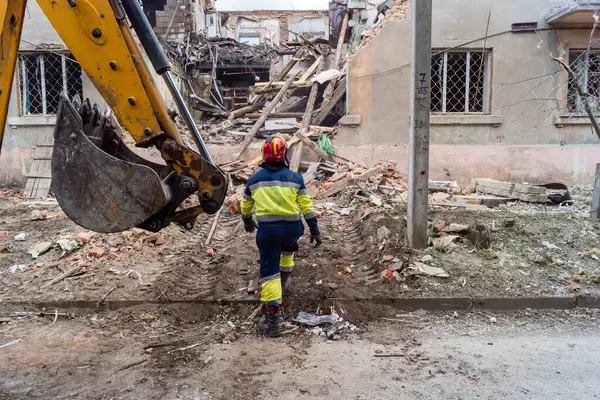 Kharkiv, Ukrayna, 11 Haziran 2025. İtfaiyeciler, Rus Şaban uçakları tarafından vurulan Harkiv 'deki bir yerleşim yerine gidiyorlar. Hasar çok fazlaydı ve birkaç apartman yanmaya başladı..