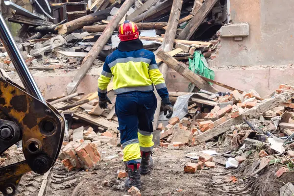 Kharkiv, Ukrayna, 11 Haziran 2025. İtfaiyeciler, Rus Şaban uçakları tarafından vurulan Harkiv 'deki bir yerleşim yerine gidiyorlar. Hasar çok fazlaydı ve birkaç apartman yanmaya başladı..