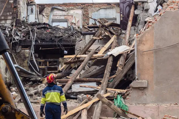 Kharkiv, Ukrayna, 11 Haziran 2025. İtfaiyeciler, Rus Şaban uçakları tarafından vurulan Harkiv 'deki bir yerleşim yerine gidiyorlar. Hasar çok fazlaydı ve birkaç apartman yanmaya başladı..