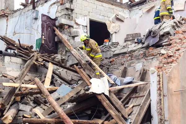 Kharkiv, Ukrayna, 11 Haziran 2025. İtfaiyeciler, Rus Şaban uçakları tarafından vurulan Harkiv 'deki bir yerleşim yerine gidiyorlar. Hasar çok fazlaydı ve birkaç apartman yanmaya başladı..