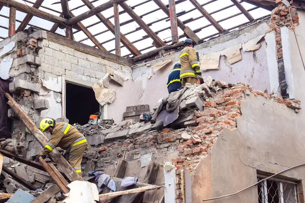 Kharkiv, Ukrayna, 11 Haziran 2025. İtfaiyeciler, Rus Şaban uçakları tarafından vurulan Harkiv 'deki bir yerleşim yerine gidiyorlar. Hasar çok fazlaydı ve birkaç apartman yanmaya başladı..