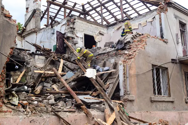 Kharkiv, Ukrayna, 11 Haziran 2025. İtfaiyeciler, Rus Şaban uçakları tarafından vurulan Harkiv 'deki bir yerleşim yerine gidiyorlar. Hasar çok fazlaydı ve birkaç apartman yanmaya başladı..