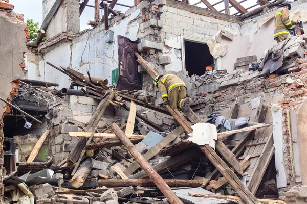 Kharkiv, Ukrayna, 11 Haziran 2025. İtfaiyeciler, Rus Şaban uçakları tarafından vurulan Harkiv 'deki bir yerleşim yerine gidiyorlar. Hasar çok fazlaydı ve birkaç apartman yanmaya başladı..