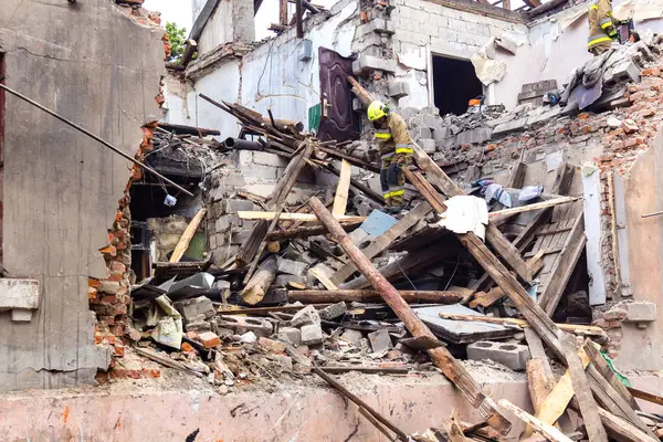 Kharkiv, Ukrayna, 11 Haziran 2025. İtfaiyeciler, Rus Şaban uçakları tarafından vurulan Harkiv 'deki bir yerleşim yerine gidiyorlar. Hasar çok fazlaydı ve birkaç apartman yanmaya başladı..