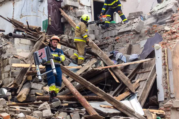 Kharkiv, Ukrayna, 11 Haziran 2025. İtfaiyeciler, Rus Şaban uçakları tarafından vurulan Harkiv 'deki bir yerleşim yerine gidiyorlar. Hasar çok fazlaydı ve birkaç apartman yanmaya başladı..