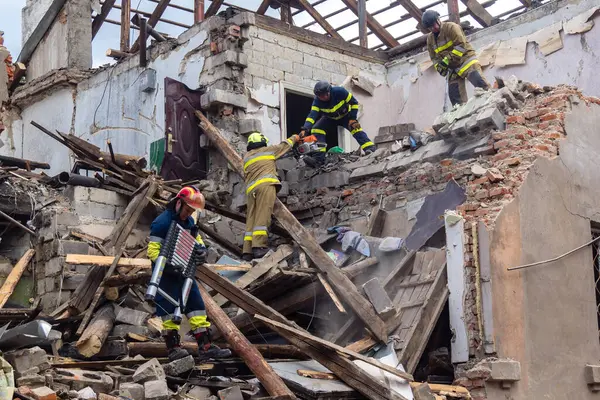 Kharkiv, Ukrayna, 11 Haziran 2025. İtfaiyeciler, Rus Şaban uçakları tarafından vurulan Harkiv 'deki bir yerleşim yerine gidiyorlar. Hasar çok fazlaydı ve birkaç apartman yanmaya başladı..