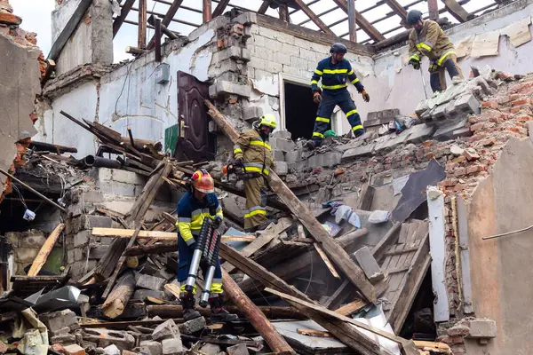 Kharkiv, Ukrayna, 11 Haziran 2025. İtfaiyeciler, Rus Şaban uçakları tarafından vurulan Harkiv 'deki bir yerleşim yerine gidiyorlar. Hasar çok fazlaydı ve birkaç apartman yanmaya başladı..