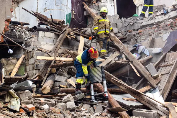 Kharkiv, Ukrayna, 11 Haziran 2025. İtfaiyeciler, Rus Şaban uçakları tarafından vurulan Harkiv 'deki bir yerleşim yerine gidiyorlar. Hasar çok fazlaydı ve birkaç apartman yanmaya başladı..