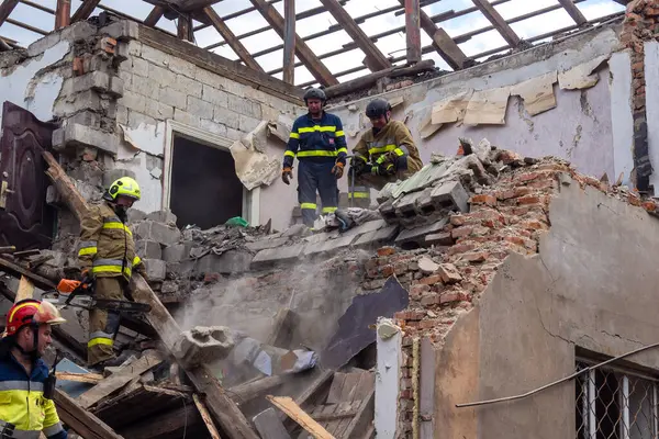 Kharkiv, Ukrayna, 11 Haziran 2025. İtfaiyeciler, Rus Şaban uçakları tarafından vurulan Harkiv 'deki bir yerleşim yerine gidiyorlar. Hasar çok fazlaydı ve birkaç apartman yanmaya başladı..