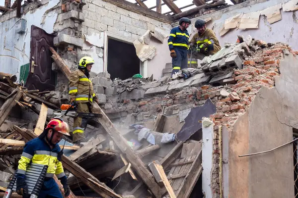 Kharkiv, Ukrayna, 11 Haziran 2025. İtfaiyeciler, Rus Şaban uçakları tarafından vurulan Harkiv 'deki bir yerleşim yerine gidiyorlar. Hasar çok fazlaydı ve birkaç apartman yanmaya başladı..