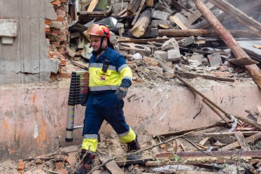 Kharkiv, Ukrayna, 11 Haziran 2025. İtfaiyeciler, Rus Şaban uçakları tarafından vurulan Harkiv 'deki bir yerleşim yerine gidiyorlar. Hasar çok fazlaydı ve birkaç apartman yanmaya başladı..