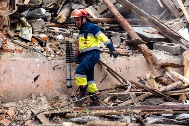 Kharkiv, Ukrayna, 11 Haziran 2025. İtfaiyeciler, Rus Şaban uçakları tarafından vurulan Harkiv 'deki bir yerleşim yerine gidiyorlar. Hasar çok fazlaydı ve birkaç apartman yanmaya başladı..