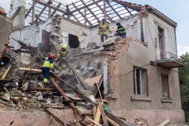 Kharkiv, Ukrayna, 11 Haziran 2025. İtfaiyeciler, Rus Şaban uçakları tarafından vurulan Harkiv 'deki bir yerleşim yerine gidiyorlar. Hasar çok fazlaydı ve birkaç apartman yanmaya başladı..